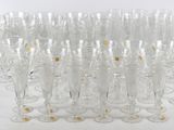 un grand nombre de verres à vin vides posés sur une table