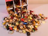 un tas de capsules de bouteilles et de porte-clés en tout genre