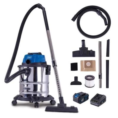 un aspirateur argenté et bleu avec ses accessoires, sur fond blanc