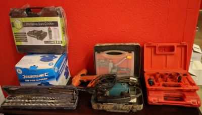 de nombreux outils différents posés sur une table dans une pièce