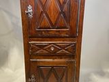 une vieille armoire en bois avec une porte et un tiroir en dessous