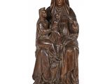 une statue en bois représentant une femme tenant un enfant et un chat dans ses bras