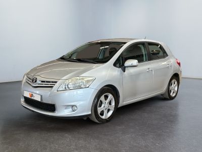 La Toyota Auris est garée dans une pièce blanche