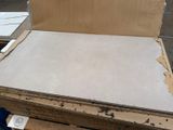 une boîte en carton posée sur une palette en bois