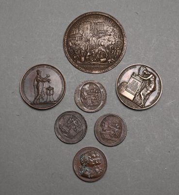 Plusieurs pièces sont disposées en cercle sur une surface grise.