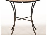 une petite table avec un plateau tressé et des pieds en fer