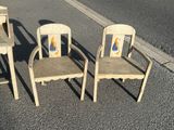 trois chaises posées au bord de la route