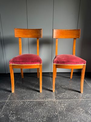 deux chaises en bois recouvertes de velours rouge
