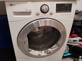une machine à laver et un sèche-linge posés à même le sol dans une pièce