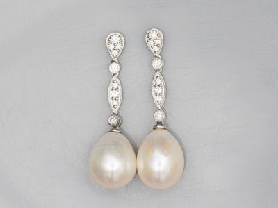 une paire de boucles d'oreilles en perles et diamants