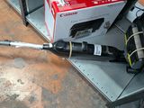 une bouteille de vin posée sur une étagère à côté d'une paire de ciseaux