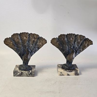 paire de serre-livres Art déco en bronze en forme de feuilles, sur des socles en marbre