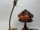 une lampe à l'ancienne avec un pied en bois et une cuillère en bois