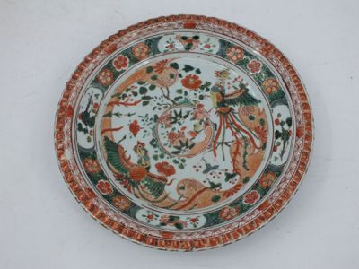 une assiette ornée d'un motif posée sur une table