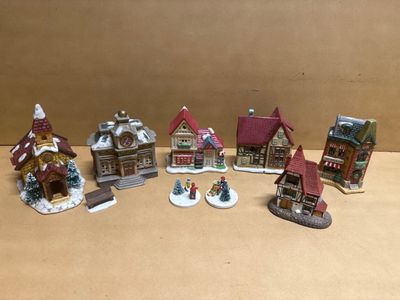 beaucoup de petites figurines de village de Noël sur la table