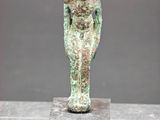 un gros plan sur la statue d'une personne posée sur un bloc de marbre