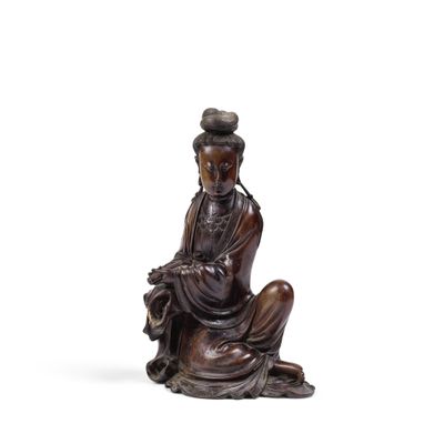 une image représentant la statue d'un homme assis par terre
