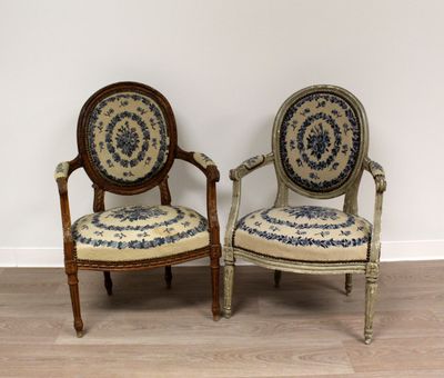paire de fauteuils de style Louis XVI français, dont les assises sont recouvertes d'une tapisserie bleue et blanche