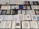 un grand nombre de livres posés sur une table