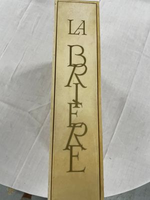 une enseigne dorée sur laquelle est inscrit « La Barfee »
