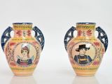 deux vases sur lesquels sont peintes des figures humaines
