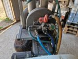 une machine à laquelle est raccordé un tuyau sur le côté