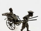 une statue représentant un homme tirant une calèche
