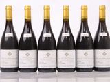 six bouteilles de vin sont alignées dans une rangée