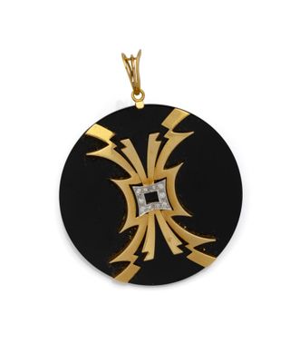un gros plan d'un pendentif noir et doré sur fond blanc