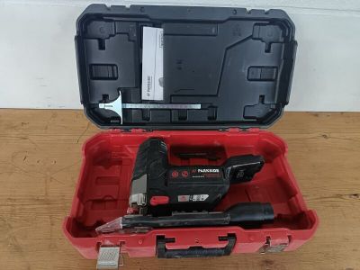 une mallette à outils rouge contenant une agrafeuse et une agrafeuse