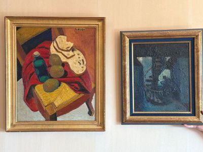 deux tableaux accrochés au mur l'un à côté de l'autre