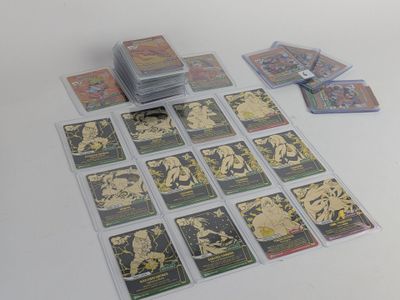 un lot de cartes posées sur une table