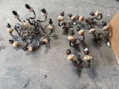 beaucoup de petits objets métalliques qui traînent par terre