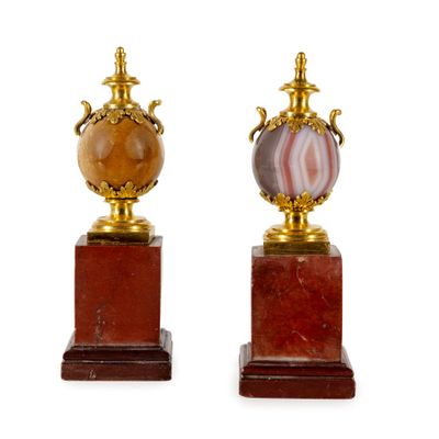 une paire de vases en marbre et en laiton sur des socles, sur fond blanc