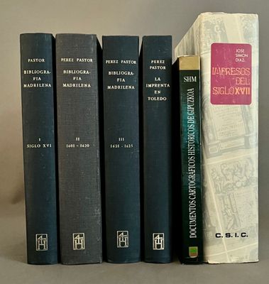 Plusieurs livres sont alignés les uns à côté des autres sur une étagère