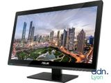 L'ordinateur de bureau ASUS est exposé devant un paysage urbain