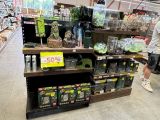 un homme debout devant un présentoir de plantes dans un magasin