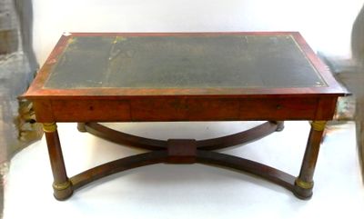 une petite table en bois avec un plateau en verre, posée sur un piédestal