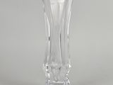 une photo d'un vase en verre transparent posé sur une table