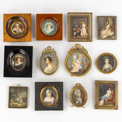 un assortiment de portraits encadrés de femmes et d'enfants sur fond blanc