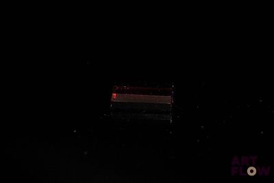 un banc au milieu de l'obscurité, éclairé par une lampe