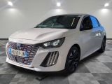 la voiture blanche est garée sur un sol en damier dans le garage