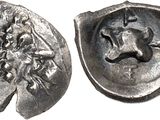 gros plan d'une pièce d'argent avec un visage dessus