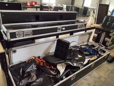 un grand boîtier ouvert contenant tout un tas d'appareils électroniques