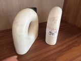 une bouteille de lait et une bouteille de lait posées sur une table