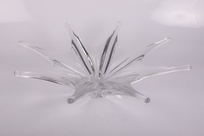 un objet en verre transparent posé sur une table