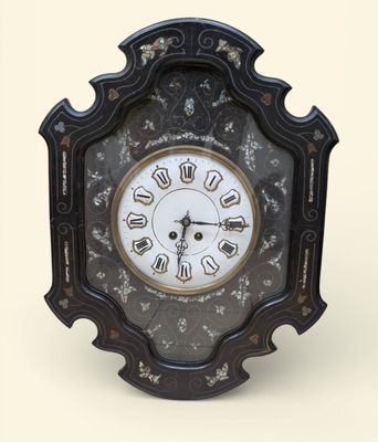 une horloge noire dont le cadran est orné de chiffres romains