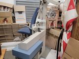 l'image d'une pièce contenant une chaise et un chariot