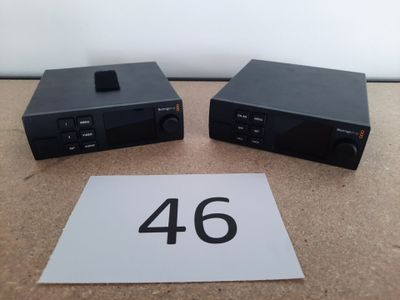 quelques appareils électroniques noirs posés sur une table
