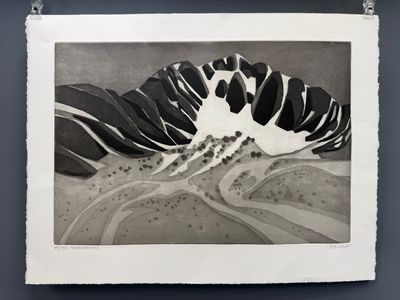 une image représentant un dessin en noir et blanc d'une chaîne de montagnes